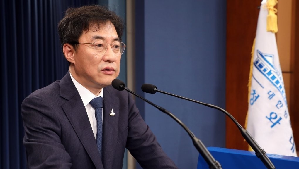 Cheong Wa Dae spokesman Kang Min-seok issues a statement, in this file photo. (Yonhap)