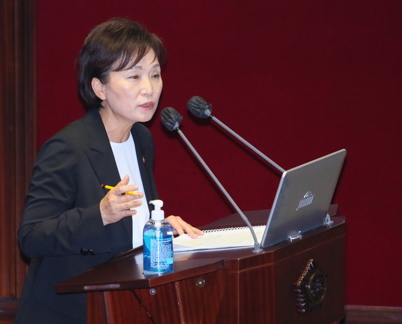 김현미 국토교통부 장관이 23일 국회 본회의에서 진행된 경제에 관한 대정부 질문에서 미래통합당 윤영석 의원의 질문에 답변하고 있다. [연합]