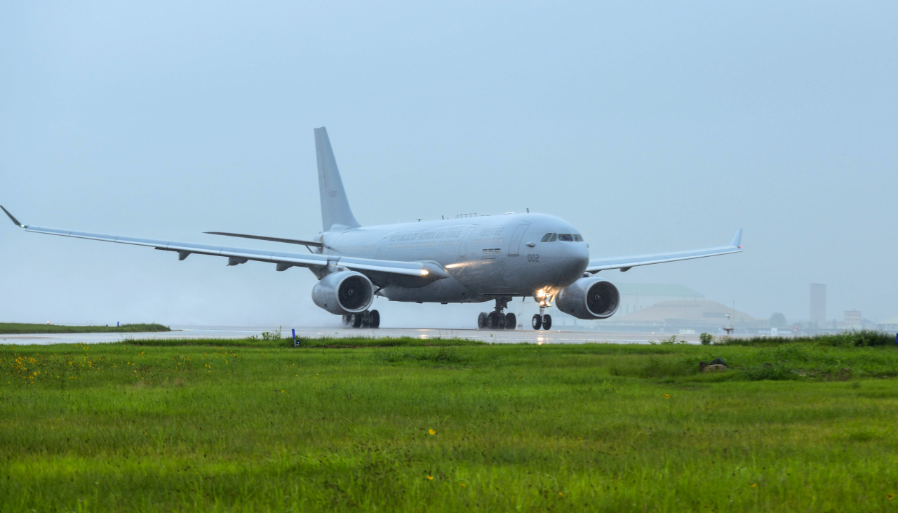 공군 KC-330 공중급유기가 23일 오전 이라크 파견 근로자 등 우리 교민을 안전하게 귀국시키기 위해 김해기지에서 이륙하고 있다.[연합]