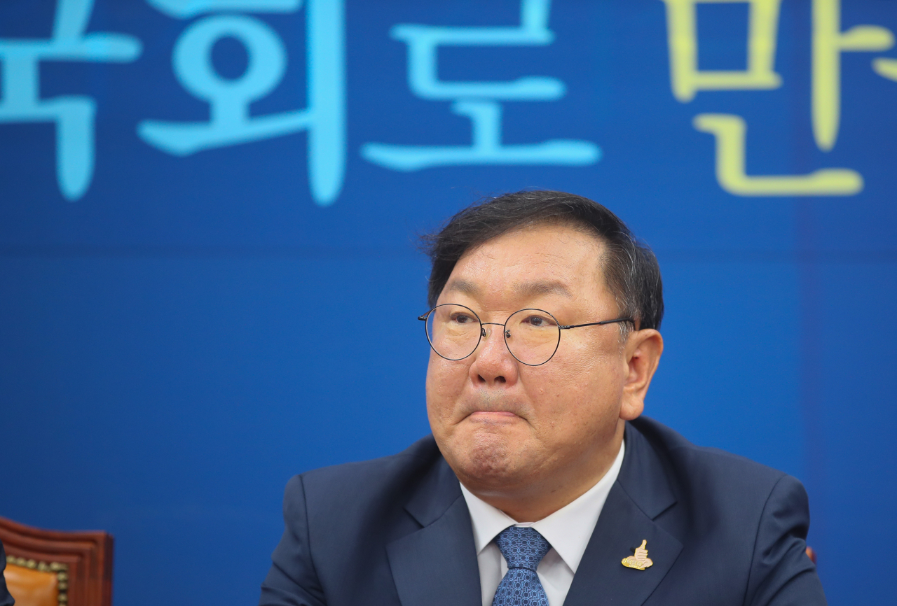 김태년 더불어민주당 원내대표가 23일 국회에서 열린 정책조정회의에서 생각에 잠겨 있다. [연합]