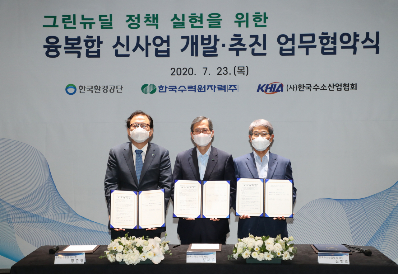 정재훈(가운데) 한국수력원자력 사장이 23일 서울 메리어트호텔에서 진행된 ‘그린뉴딜 실현을 위한 융복합 신사업 공동협력 업무협약(MOU)’에서 기념촬영을 하고 있다. [한국수력원자력 제공］