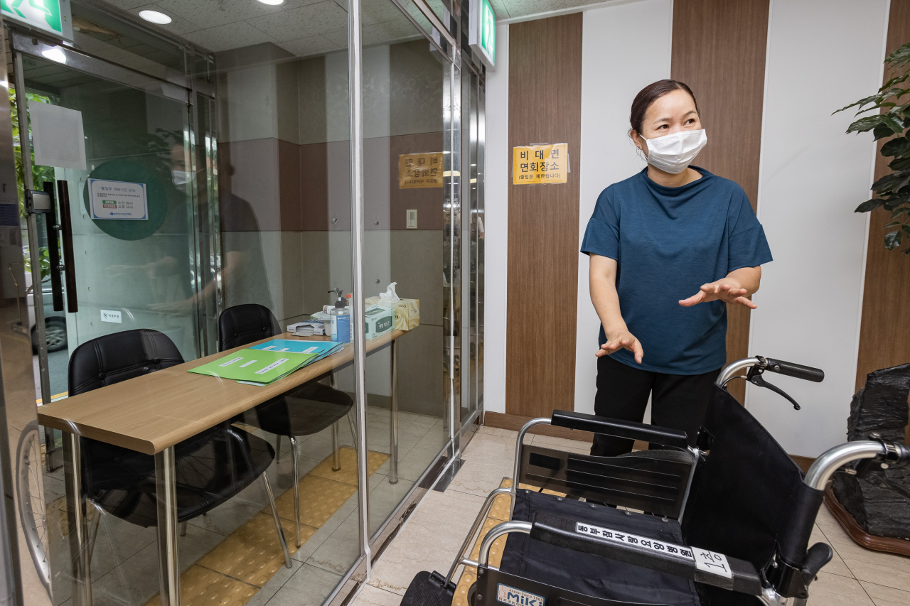 광진구 화양동 소재 요양병원에 마련된 비접촉 면회공간에서 병원 관계자가 면회를 안내하는 모습. [광진구 제공]