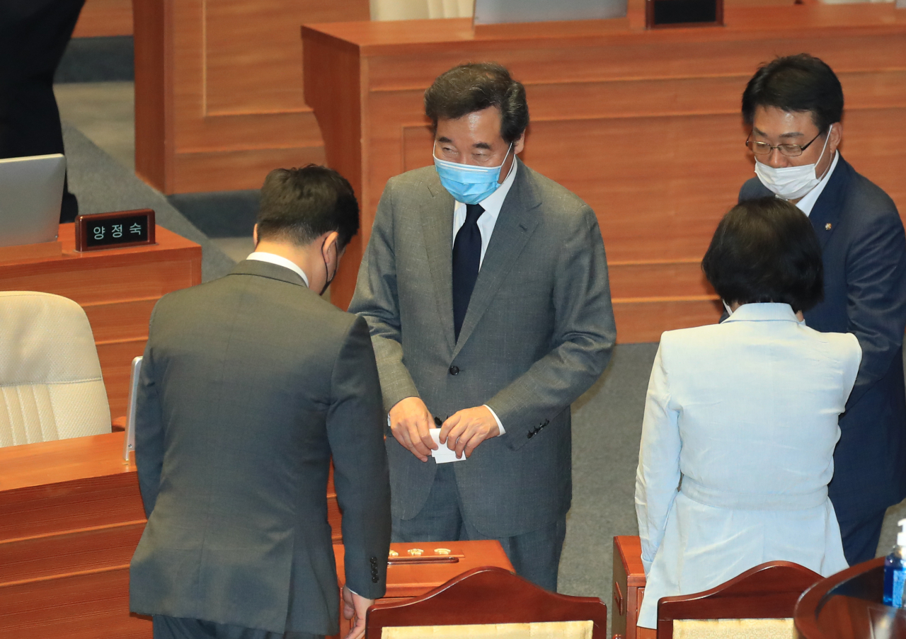 이낙연 더불어민주당 의원이 23일 국회 본회의에서 추미애 법무부 장관 탄핵소추안에 대해 투표하고 있다. [연합]