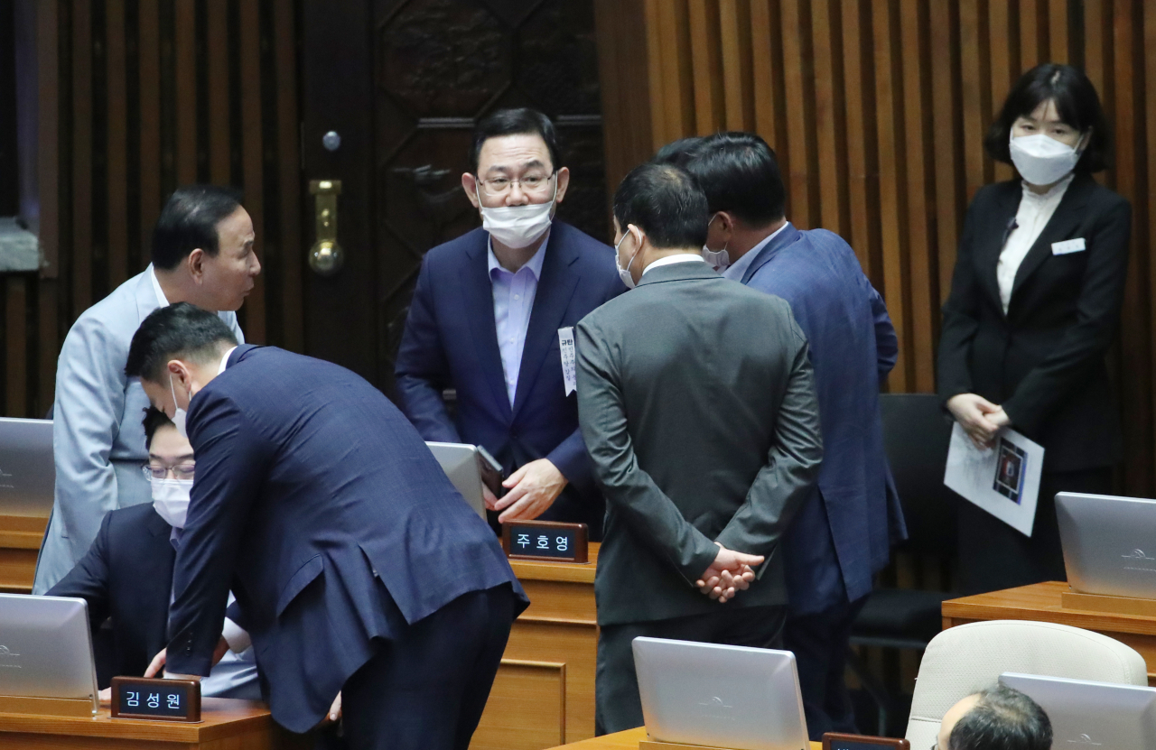 주호영 미래통합당 원내대표 등 의원들이 23일 국회 본회의에서 추미애 법무부 장관의 탄핵소추안이 부결되자 모여 이야기 나누고 있다. [연합]
