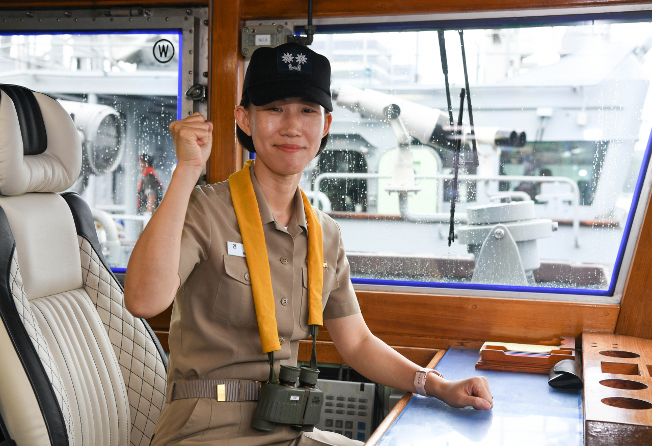 24일 여군 최초로 성인봉 함장에 취임하는 안미영 중령이 성인봉 함장 의자에 앉아 포즈를 취했다.[사진=해군]
