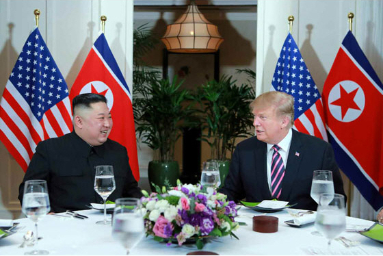 알렉산드르 마체고라 북한주재 러시아대사는 언론인터뷰에서 북한 노동당이 코로나19 상황 속에서 김정은 국무위원장의 건강을 우려해 출국에 동의하지 않을 것이라며 오는 11월 미국 대선 전 북미정상회담은 어렵다고 전망했다. 작년 2월 베트남 하노이에서 열린 2차 북미정상회담에서 만난 북미정상. [헤럴드DB]
