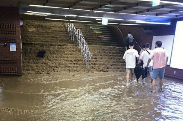 부산역 지하철 역사에 물이 폭포처럼 쏟아져 들어오고 있다. [독자 제공]