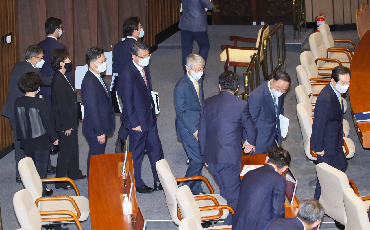 정세균 국무총리(오른쪽부터), 홍남기 경제부총리, 최기영 과기부 장관, 은성수 금융위원장, 김현수 농식품부 장관, 김현미 국토부 장관 등 국무위원들이 23일 국회 본회의에서 예정된 경제분야 대정부 질문에 참석하기 위해 입장하고 있다. [연합]