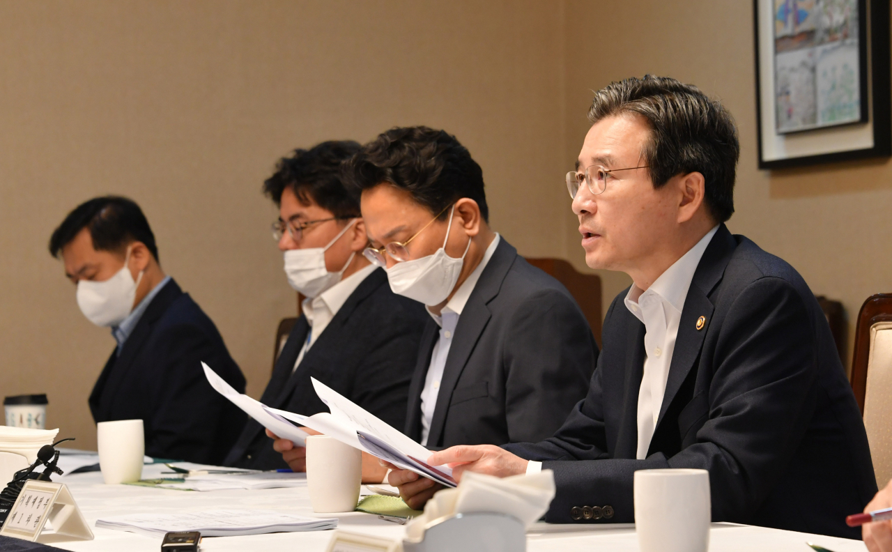 김용범 기획재정부 차관이 24일 서울 광화문 정부서울청사에서 혁신성장 전략점검회의 겸 정책점검회의를 주재하며 모두발언을 하고 있다. 김 차관은 이 자리에서 3차 추경에 반영된 농수산물, 관광, 외식 등 8대 소비할인쿠폰 등 민생사업 집행에 속도를 내 3분기 경기회복의 모멘텀을 만들겠다고 강조했다. [기획재정부 제공]