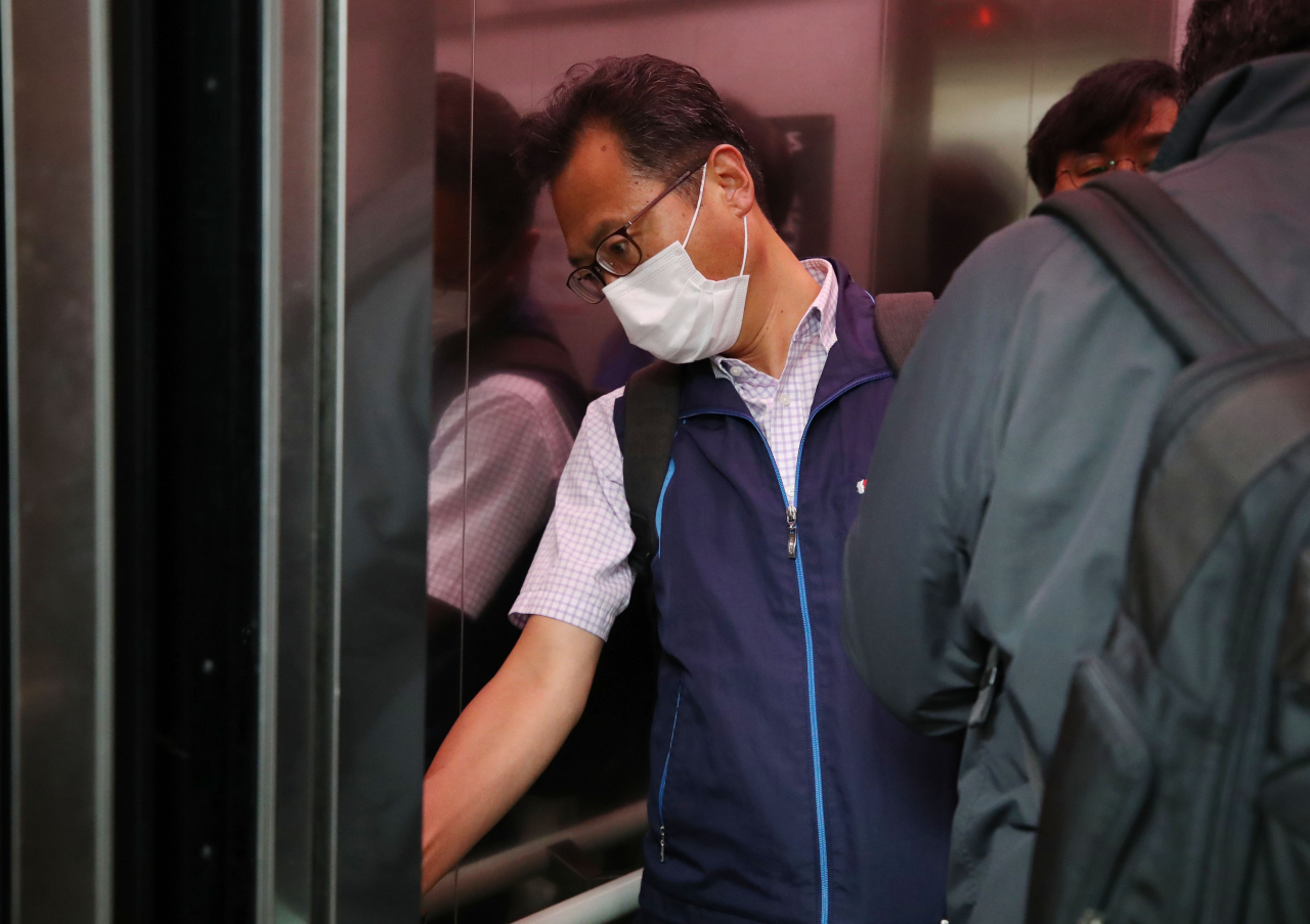 김명환 민주노총 위원장이 온라인으로 진행된 임시 대의원대회에서 노사정 합의안이 부결된 23일 밤 서울 중구 정동 민주노총 사무실에서 퇴근하고 있다. [연합]