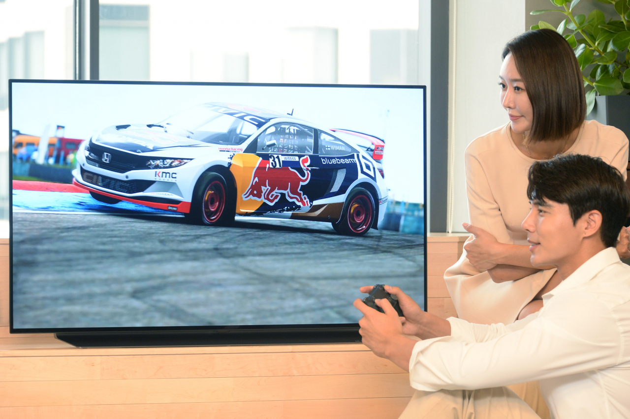 LG전자가 48형 LG 올레드 TV를 국내 출시한다. 이 제품은 거실과 다양한 장소에서 세컨드 TV나 게이밍 TV로 활용도가 높다. 모델이 48형 올레드 TV로 게임을 즐기며 제품을 소개하고 있다.[ LG전자 제공]