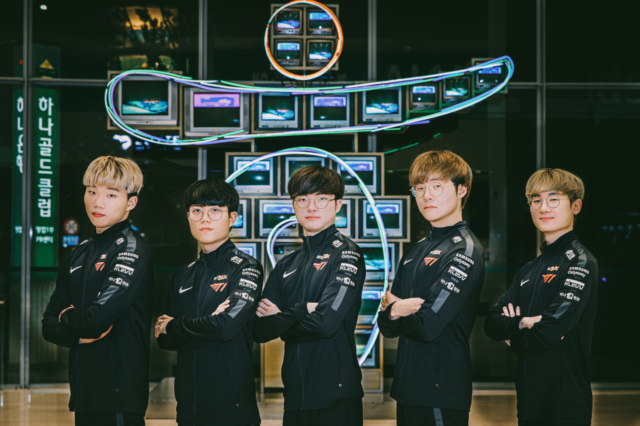 하나은행은 SK Telecom CS T1과 파트너십을 체결했다. 하나은행 을지로 본점 1층에 전시된 하나은행 대형 로고 앞에서 '페이커' 이상혁 선수(사진 왼쪽에서 3번째) 외 T1 소속선수들이 포즈를 취하고 있다.