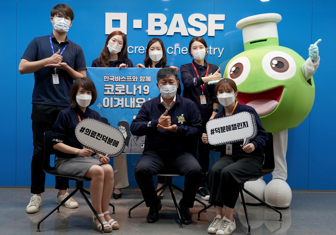 한국바스프 서울사무소에서 임직원들과 함께 ‘덕분에 챌린지’ 캠페인에 동참하고 있는 한국바스프 김영률 대표이사 (앞줄 가운데) [한국바스프제공]