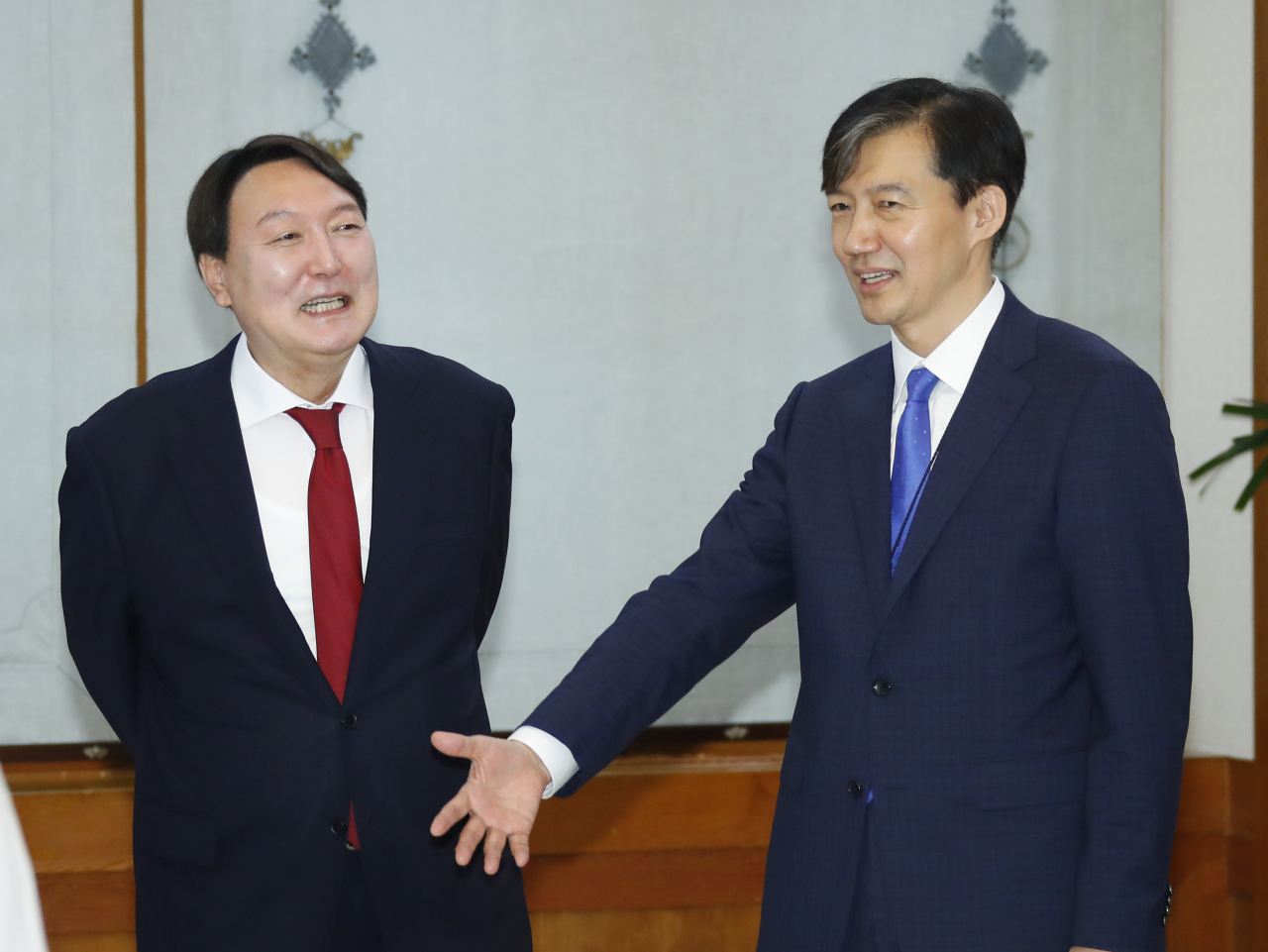 지난해 7월 25일 윤석열 검찰총장과 조국 당시 청와대 민정수석 비서관. 조 수석은 법무부장관 인사검증 과정에서 제기된 의혹으로 한달 뒤인 8월말부터 전방위 수사를 받았다. [연합]