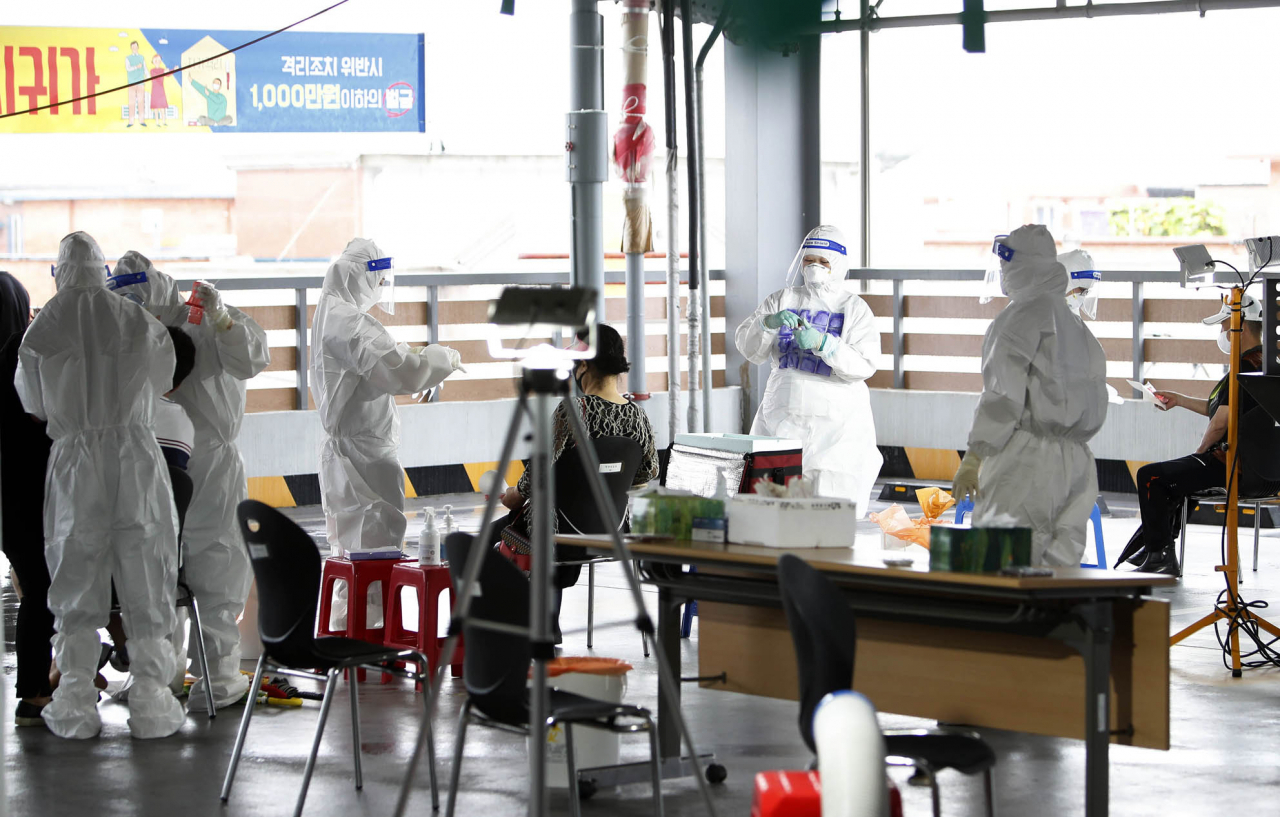 23일 오전 광주 북구보건소 선별진료소가 마련된 효죽공영주차장에서 코로나19 검사를 받으러 온 주민들의 방문이 이어지고 있다. 연합뉴스