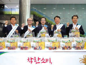 23일 서울 중구 농협중앙회 본관 로비에서 열린 ‘착한소비 1004 꾸러미 나눔행사’. 농협중앙회 정재호(왼쪽부터) 인사총무부장, 유찬형 전무이사, 이성희 농협중앙회 회장, 권준학 기획조정본부장, 조소행 비서실장. [농협 제공]