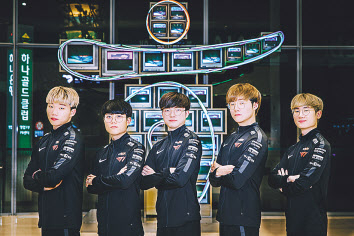하나은행은 SK Telecom CS T1과 파트너십을 체결했다. 하나은행 을지로 본점 1층에 전시된 하나은행 대형 로고 앞에서 ‘페이커’ 이상혁 선수(왼쪽에서 3번째) 외 T1 소속선수들이 포즈를 취하고 있다.