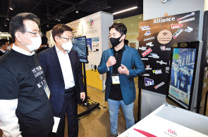 무역협회 김영주 회장은 이날 강남구 정순균 구청장과 함께 열화상 측정 키오스크 앞에서 스타트업 관계자의 설명을 듣고 있다. [한국무역협회 제공]