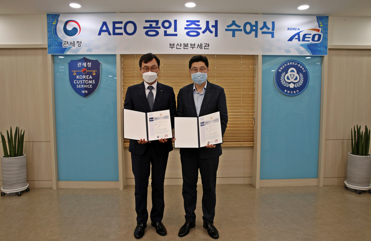 지난 21일 부산본부세관에서 열린 AEO 공인 증서 수여식에서 대우조선해양 조달담당 서준룡 상무(왼쪽)와 부산본부세관 제영광 세관장이 기념촬영을 하고 있다. [대우조선해양 제공]