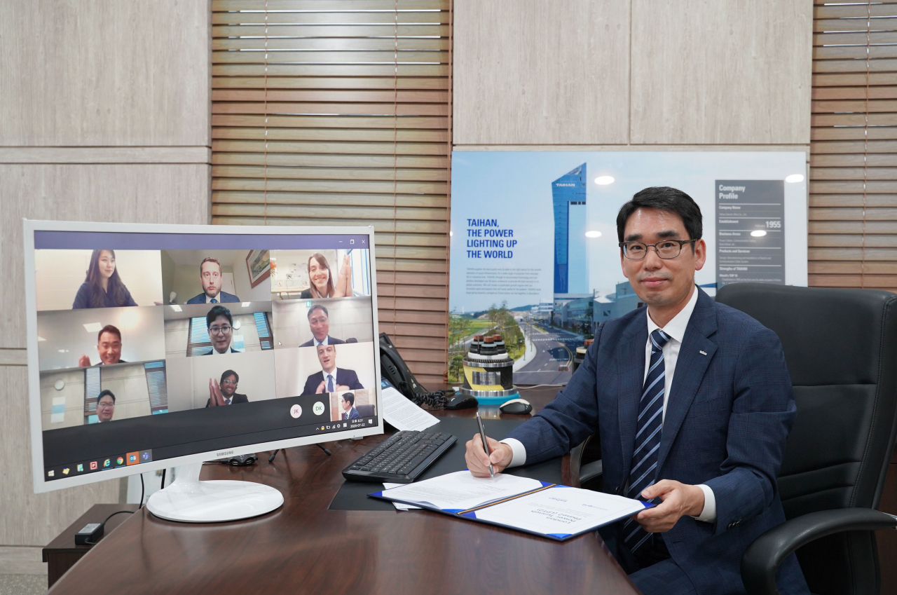 나형균 대한전선 사장과 내셔널그리드의 주요 임원이 참석한 가운데 LPT2 프로젝트 계약을 온라인 화상 서명식으로 체결하고 있다. 대한전선 제공]