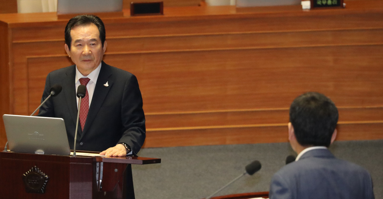 Prime Minister Chung Sye-kyun answers questions at the National Assembly on Friday. Yonhap