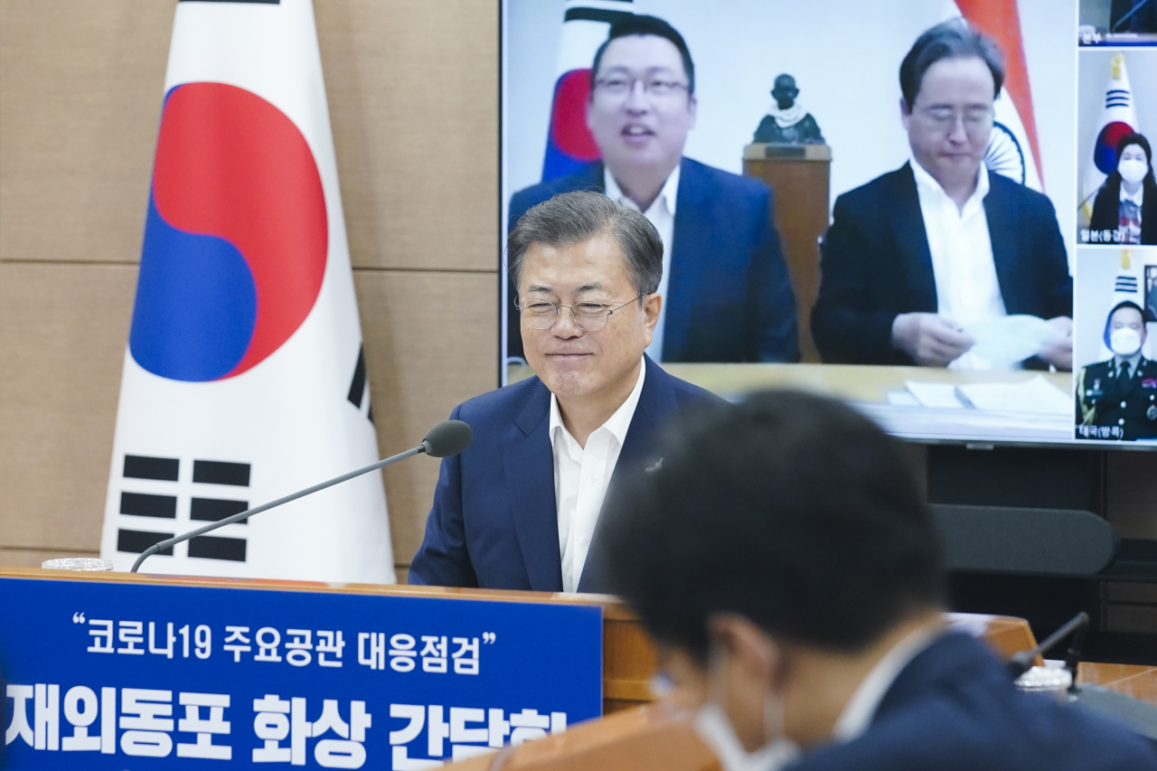 문재인 대통령이 24일 서울 종로구 외교부 종합상황실에서 열린 재외동포와의 화상 간담회에서 발언하고 있다. [연합]