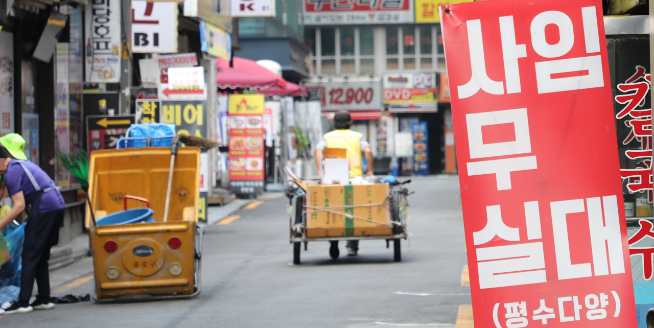 지난 17일 서울 시내 한 건물에 임대 안내문이 붙어 있다. 통계청에 따르면 올해 상반기 자영업자가 14만명 가까이 줄었다. 글로벌 금융위기 이후 11년 만에 가장 큰 감소 폭이다. 코로나19에 따른 경기 침체와 최저임금, 임대료 인상 등이 원인으로 보인다. [연합]