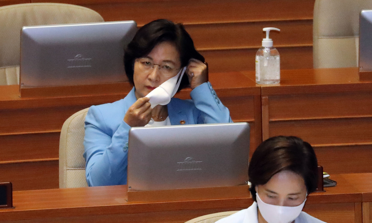 추미애 법무부 장관이 24일 국회 본회의장에서 마스크를 쓰고 있다. [연합]