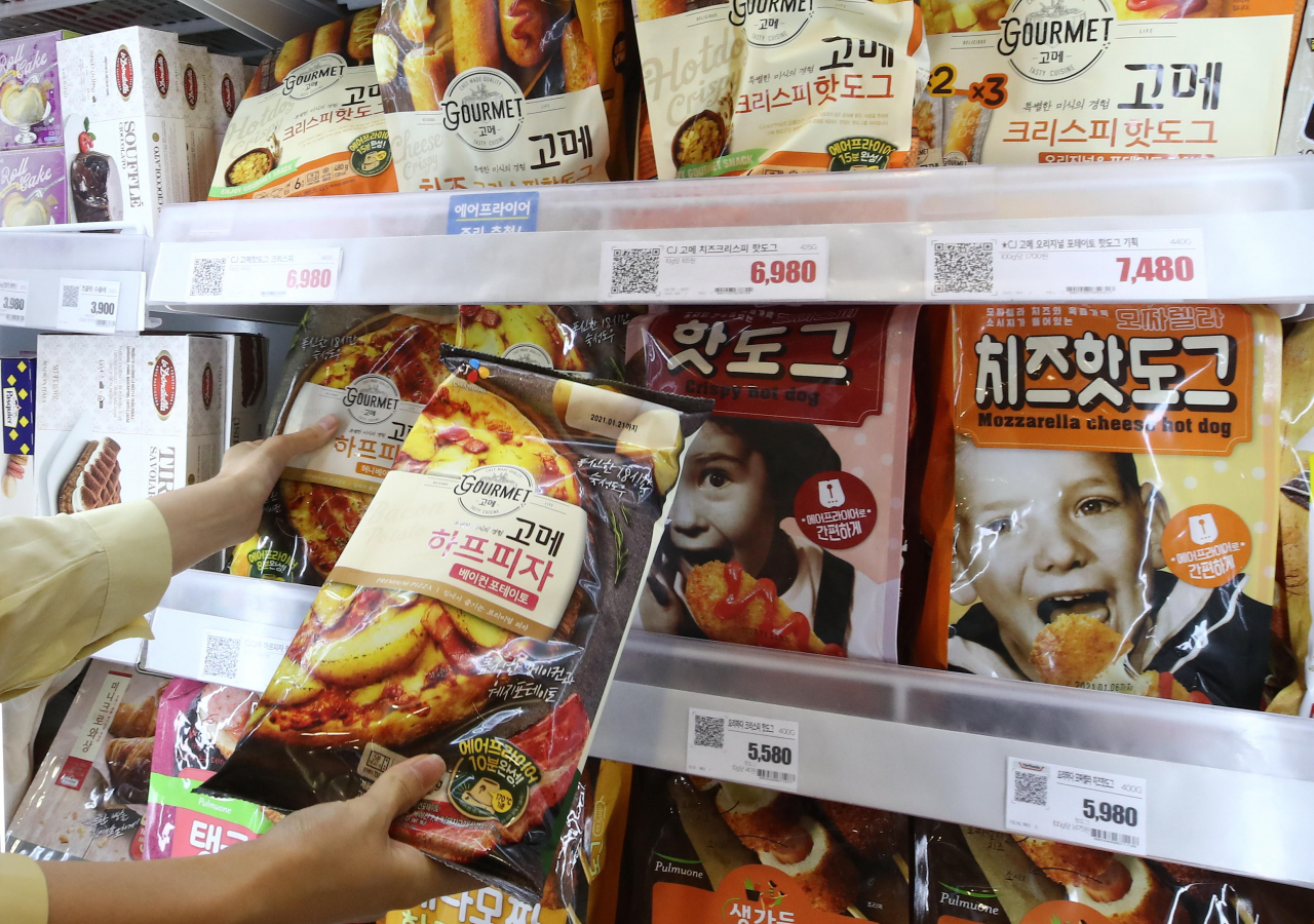 서울의 한 대형마트에 진열된 에어프라이어 전용 냉동식품들 [사진=연합뉴스]