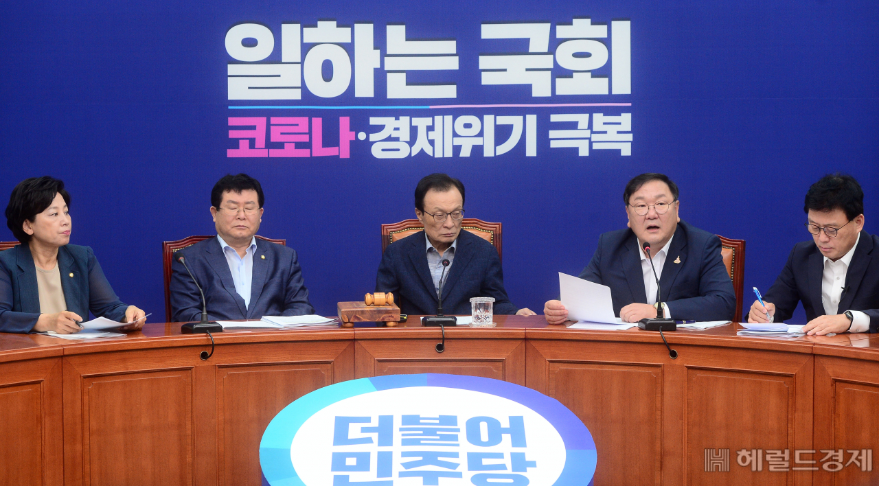 [헤럴드경제=이상섭 기자] 김태년 더불어민주당 원내대표가 24일 오전 서울 여의도 국회에서 열린 최고위원회의에서 현안과 관련한 발언하고 있다. babtong@heraldcorp.com