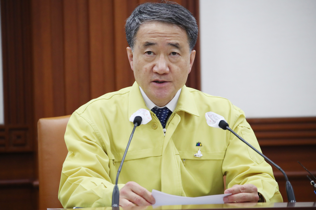 박능후 보건복지부 장관이 지난 20일 오전 정부서울청사에서 열린 신종 코로나바이러스 감염증(코로나19) 대응 중앙재난안전대책본부 회의를 주재하며 발언하고 있다. [연합]