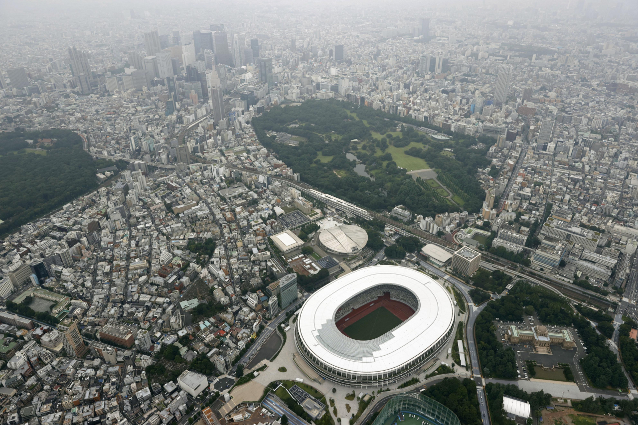 2020년 도쿄올림픽·패럴림픽 주경기장으로 사용될 일본 도쿄도(東京都) 신주쿠(新宿)구의 새 국립경기장 전경. [연합]