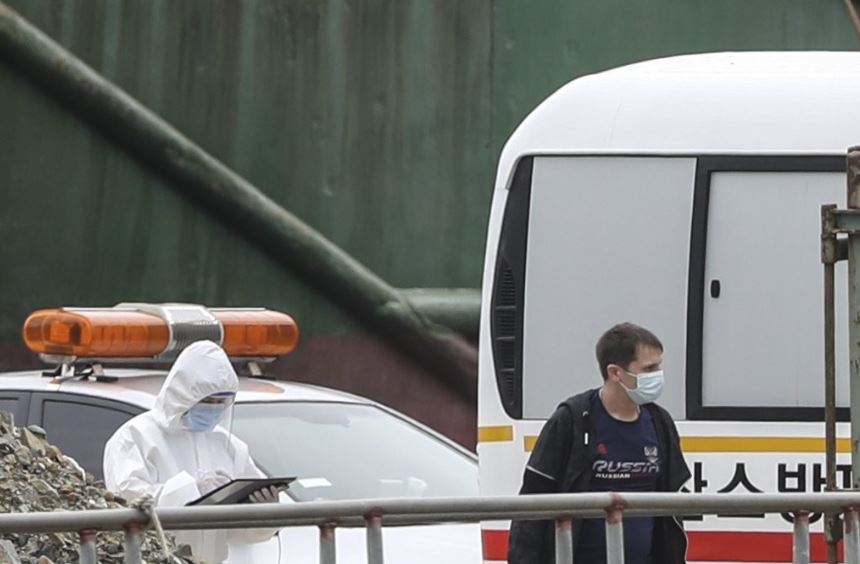 A sailor from a Russian ship who tested positive for the new coronavirus is transported to Busan Medical Center in the southern port city of Busan on July 24, 2020. (Yonhap)
