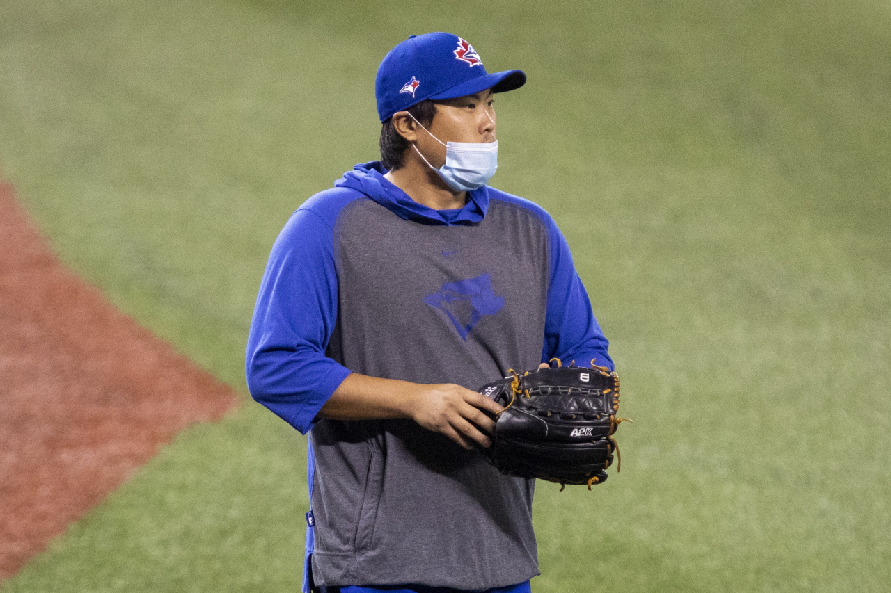 미국프로야구 메이저리그(MLB) 토론토 블루제이스의 류현진이 지난 10일(현지시간) 캐나다 토론토 홈구장인 로저스센터에서 마스크를 쓴 채 훈련에 참가하고 있다. [연합]