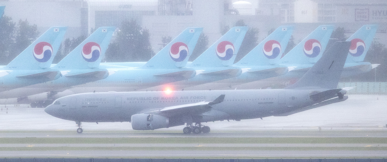 이라크 파견 근로자들을 태운 공군 공중급유기 'KC-330'가 24일 오전 인천국제공항에 착륙하고 있다. [연합]