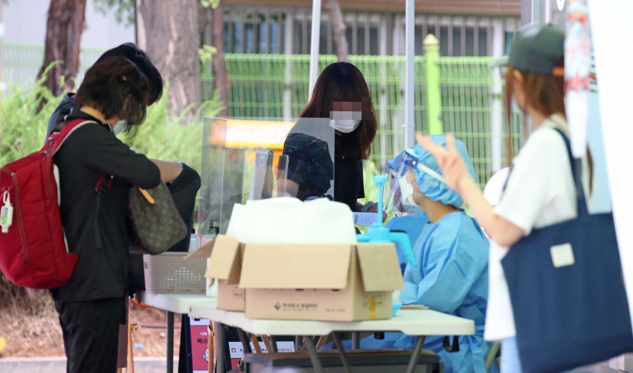 국내 신종 코로나바이러스 감염증(코로나19) 신규 확진자 수가 100명대로 급증한 25일 오전 서울 강서구보건소 선별진료소에서 시민들이 검사 순서를 기다리고 있다. [연합]