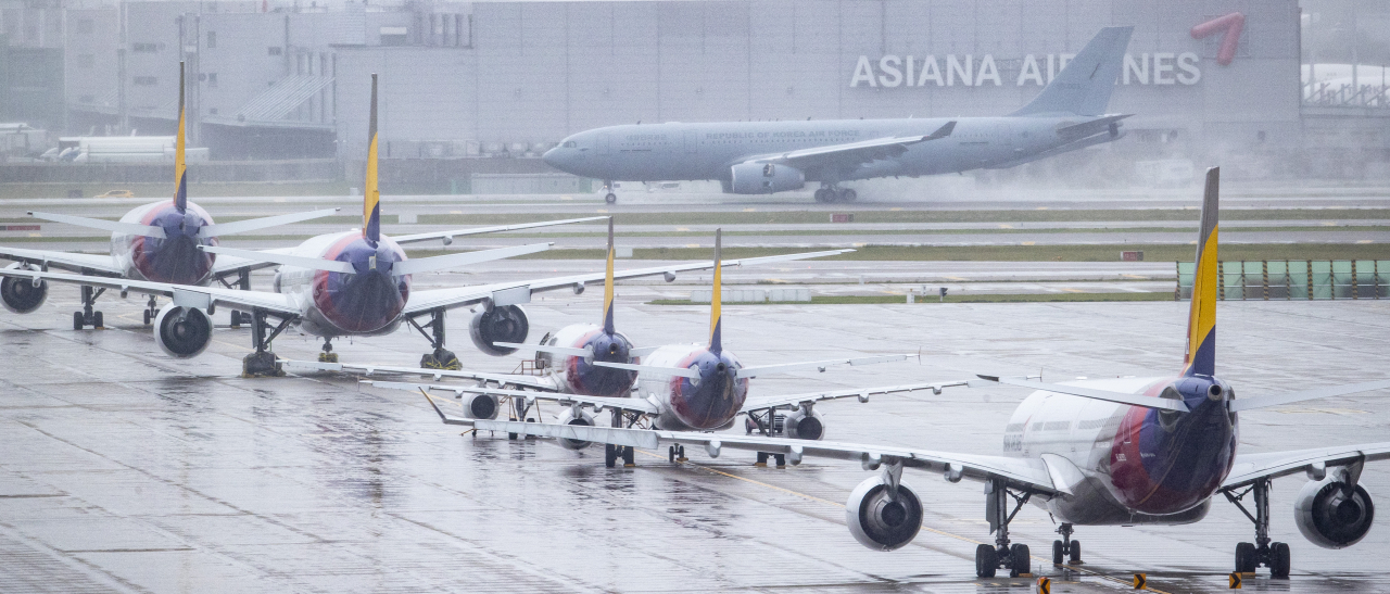 이라크 파견 근로자들을 태운 공군 공중급유기 'KC-330'가 24일 오전 인천국제공항에 착륙하고 있다. [연합]