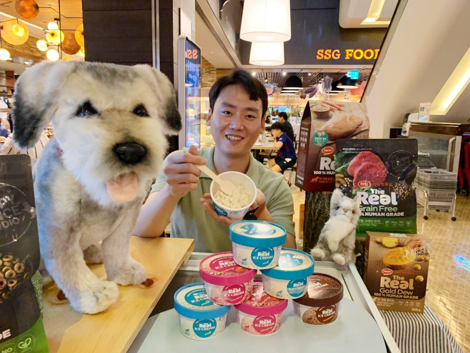 하림펫푸드 직원이 26일 서울 청담동 SSG푸드마켓에 마련된 팝업스토어에서 반려견 전용 디저트 신제품인 '더리얼 아이스크림'을 소개하고 있다. [제공=하림펫푸드]