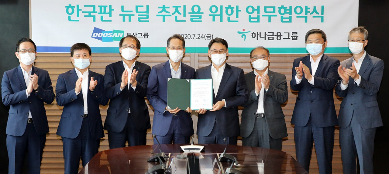 하나금융그룹은 지난 24일 하나은행 을지로 본점에서 두산그룹과 한국판 뉴딜 추진을 위한 업무협약을 체결했다. 지성규 하나은행장(사진 왼쪽에서 네번째)과 정연인 두산중공업 대표이사(사진 왼쪽에서 다섯번째) 등 참석자들이 업무협약 체결 후 기념촬영을 하고 있다. [하나금융 제공]