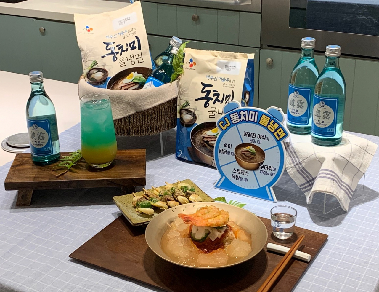 진로소주와 함께 CJ제일제당 냉면으로 테이블을 구성한 모습 [제공=CJ제일제당]