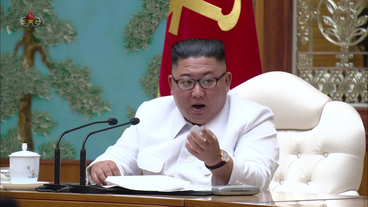 북한은 지난 25일 노동당 중앙위원회 정치국 비상확대회의를 긴급 소집하고, 신종 코로나바이러스 감염증(코로나19) 대응 차원에서 국가비상방역체계를 '최대비상체제'로 전환했다고 조선중앙TV가 26일 보도했다. 김정은 위원장이 당중앙위원회 본부청사에서 직접 회의를 진행하고 있다.[조선중앙TV 화면 캡처=연합뉴스]