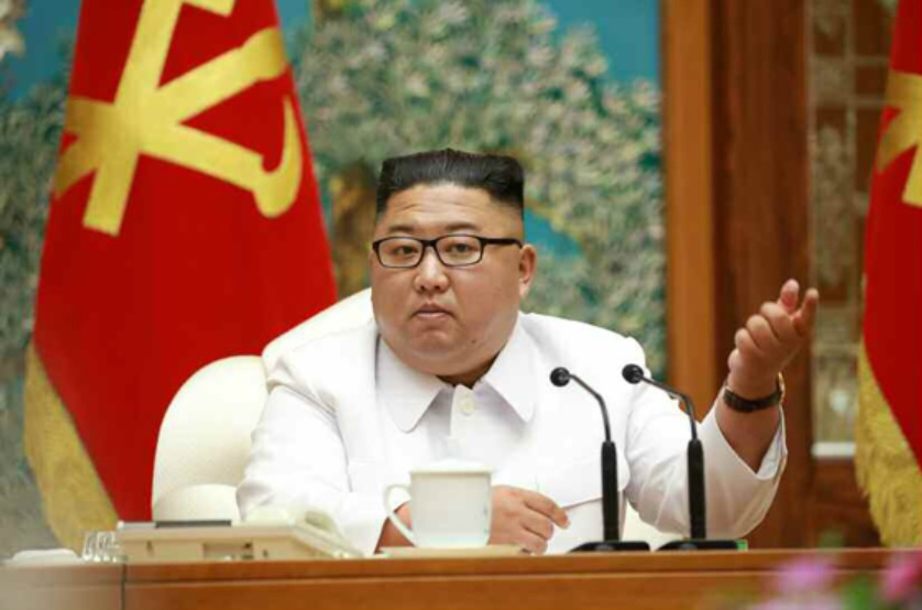 김정은 북한 국무위원장은 코로나19가 의심되는 탈북민의 재입북과 관련해 노동당 정치국 비상확대회의를 소집해 국가비상방역체계를 최대비상체제로 격상시키고 특급경보를 발령하는 등의 조치에 나섰다. [헤럴드DB]