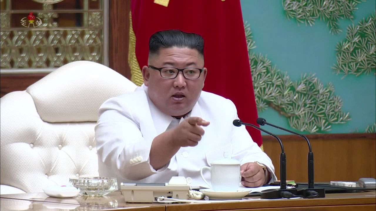 북한은 지난 25일 노동당 중앙위원회 정치국 비상확대회의를 긴급 소집하고, 신종 코로나바이러스 감염증(코로나19) 대응 차원에서 국가비상방역체계를 '최대비상체제'로 전환했다고 조선중앙TV가 26일 보도했다. 김정은 위원장이 당중앙위원회 본부청사에서 직접 회의를 진행하고 있다.[조선중앙TV 화면 캡처] [국내에서만 사용가능. 재배포 금지. For Use Only in the Republic of Korea. No Redistribution] 연합뉴스