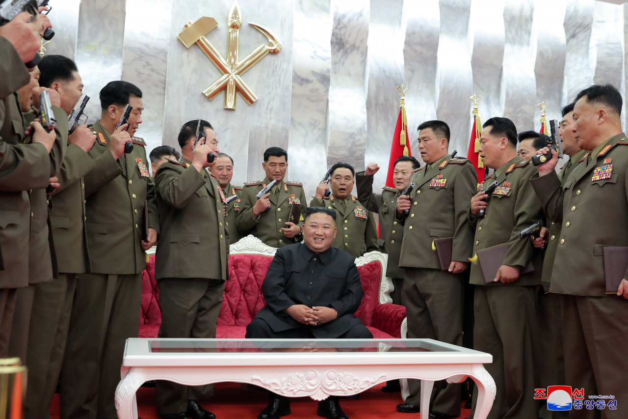 북한 김정은 국무위원장이 26일 오후 북한 당중앙위원회 본부청사에서 조국해방전쟁 승리(정전협정 체결) 67주년을 기념하며 열린 백두산 기념 권총 수여식에서 군 주요 지휘성원들에게 백두산 기념권총을 수여했다고 조선중앙통신이 27일 보도했다.[연합]