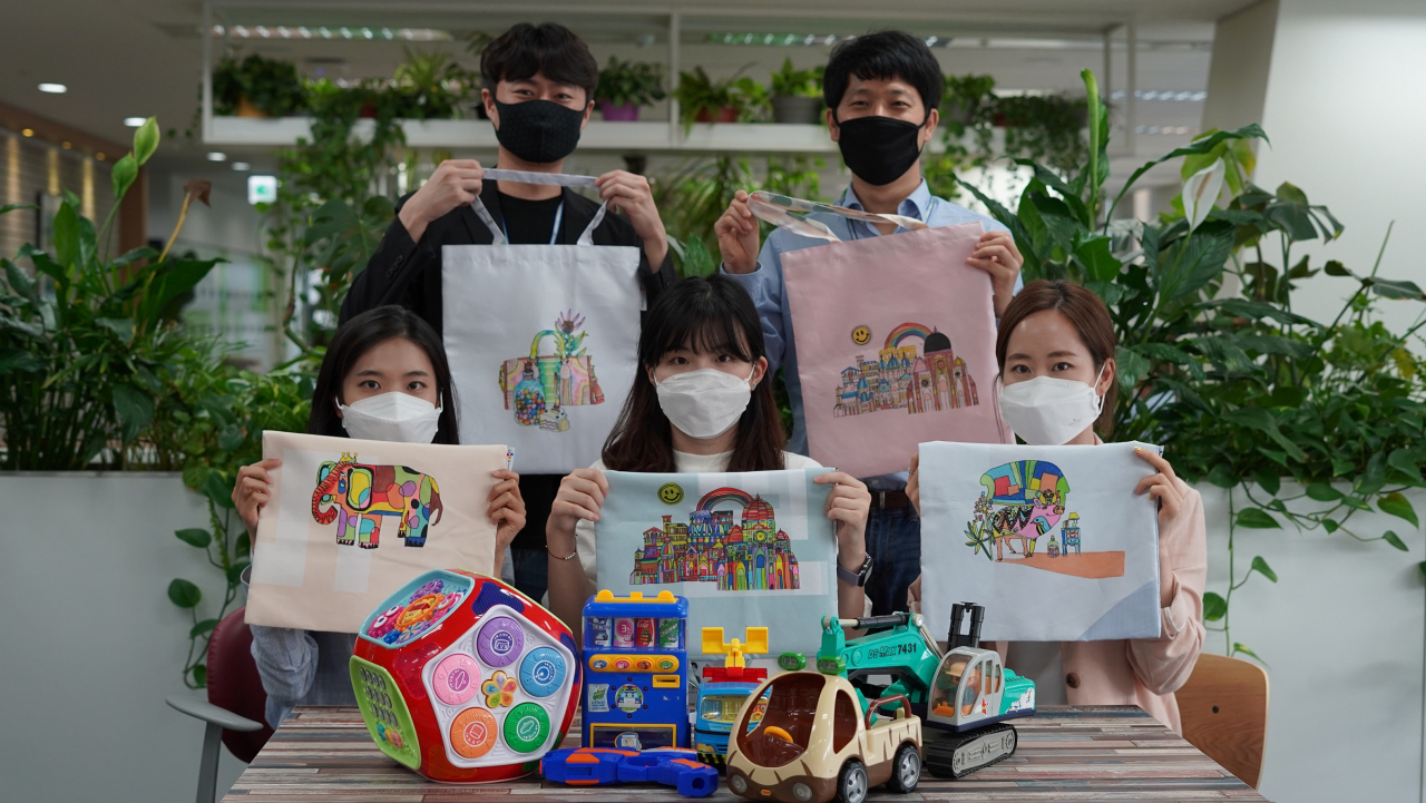 CJ올리브네트웍스 임직원들이 ‘폐현수막 에코백 만들기’와 ‘장난감 수리봉사’를 마치고 기념사진을 촬영하고 있다. [CJ올리브네트웍스 제공]