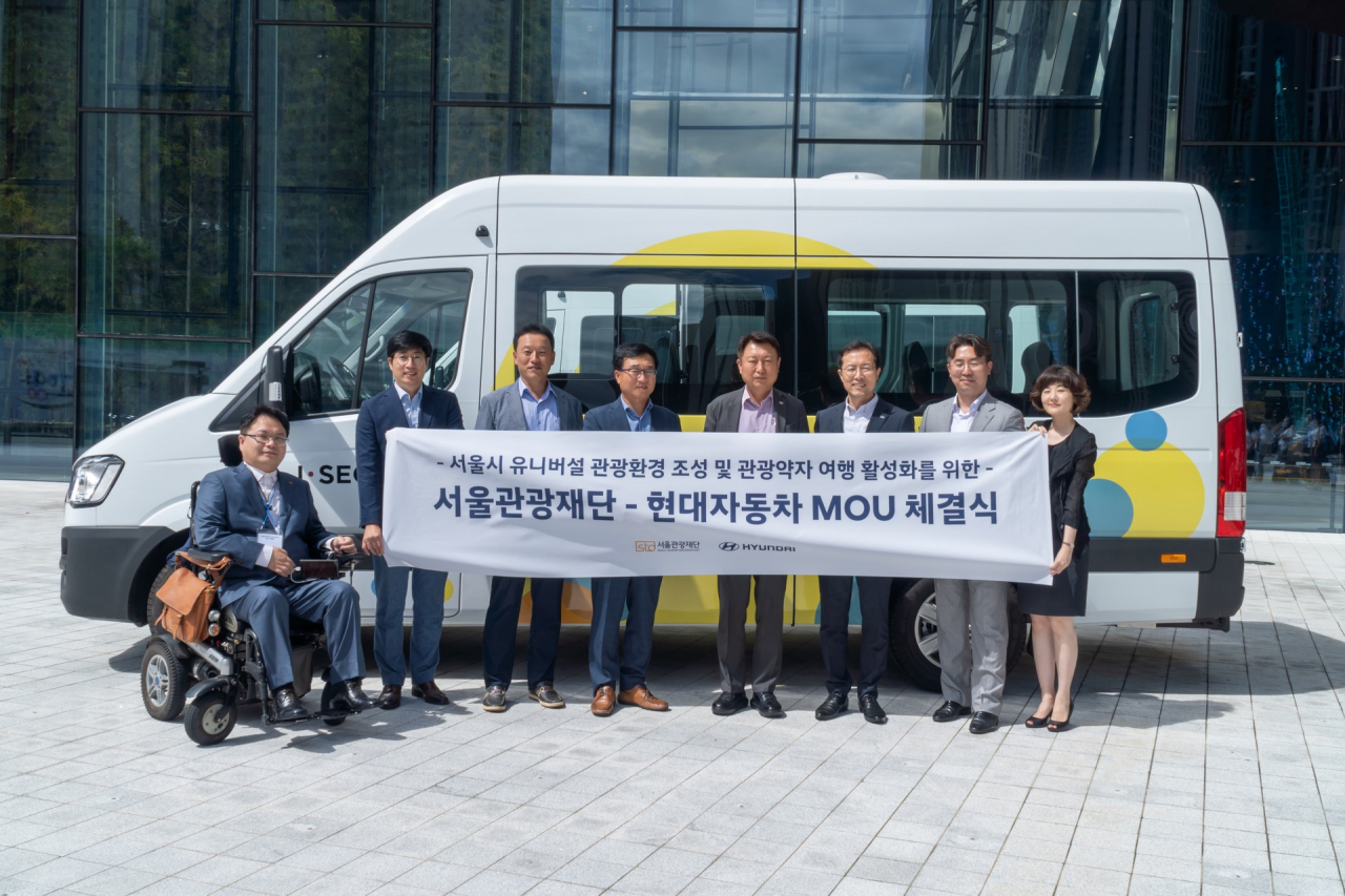 서울관광재단과 현대자동차 관계자가 서울다누림 미니밴 앞에서 기념사진을 촬영하고 있다. [서울관광재단 제공]