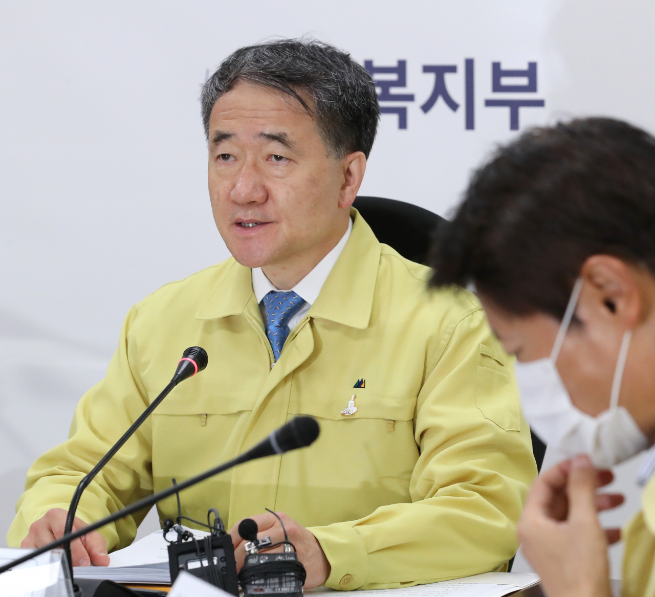 박능후 중앙재난안전대책본부 1차장(보건복지부 장관)이 27일 오전 세종시 정부세종청사에서 열린 신종 코로나바이러스 감염증(코로나19) 대응 중앙재난안전대책본부 회의를 주재하며 발언하고 있다. 오른쪽은 김강립 제1총괄조정관(보건복지부 차관). [연합]