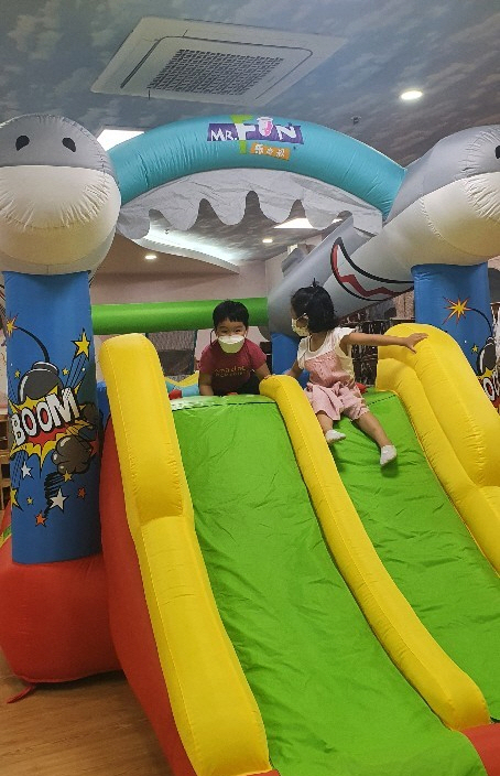 집안에 설치된 ‘실내놀이터(가정용 에어바운스)’에서 아이들이 뛰어 놀고 있는 모습. [금천구 제공]