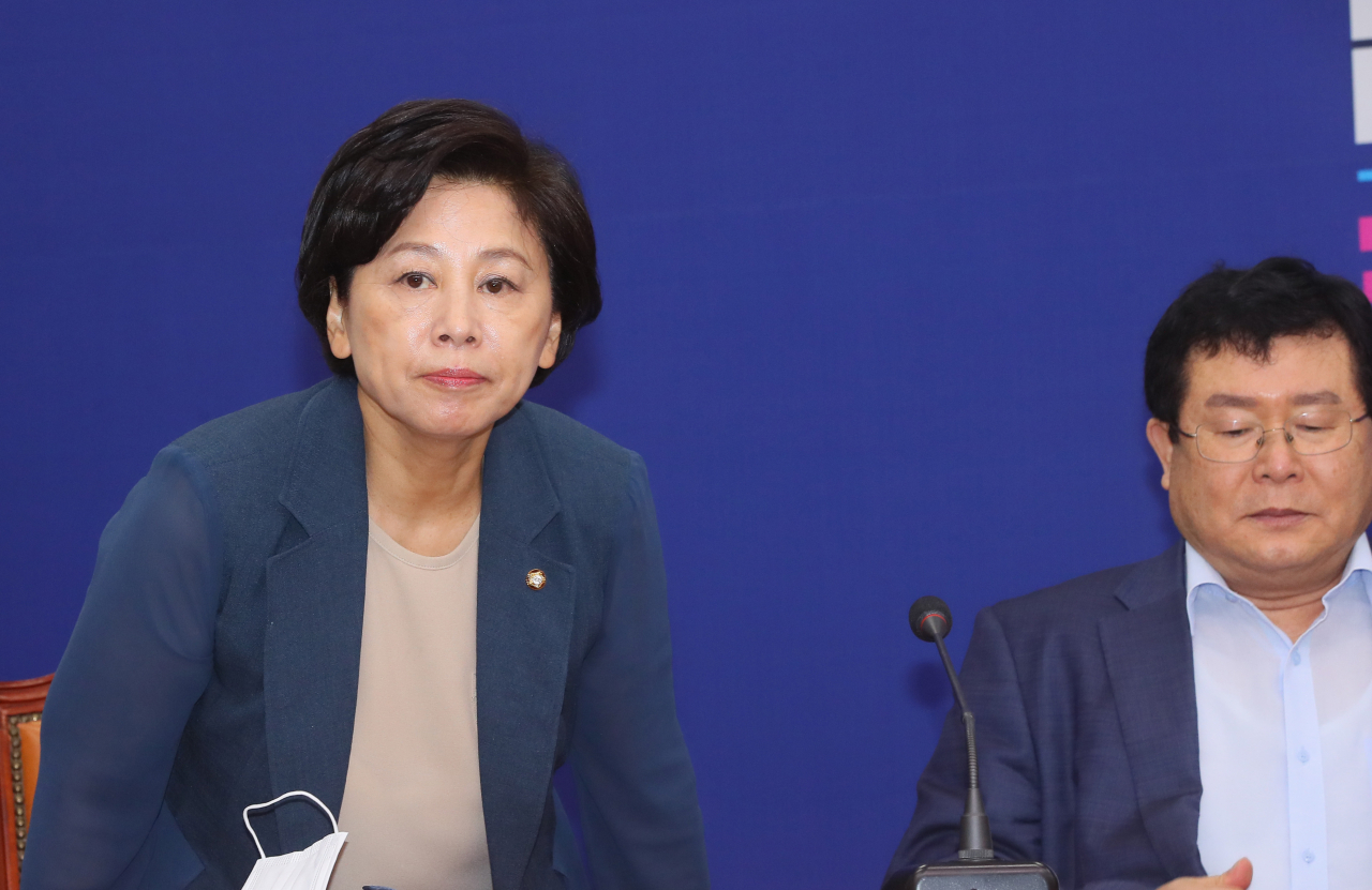 더불어민주당 남인순 최고위원(왼쪽)이 지난 24일 국회에서 열린 최고위원회의에 참석하고 있다. [연합]