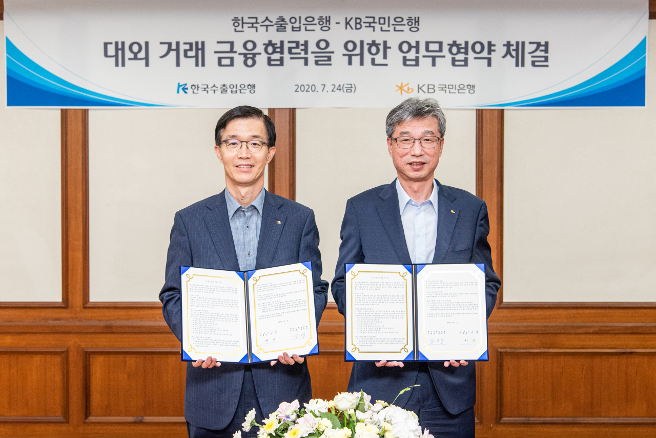 방문규 수출입은행장(사진 왼쪽)과 허인 국민은행장이 24일 오후 여의도 수은 본점에서 우리 기업의 해외시장 선점을 돕기 위해 '대외협력 강화를 위한 업무협약'을 체결했다.